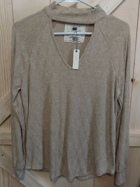 Cupio Beige Textured V-Neck Knit Top